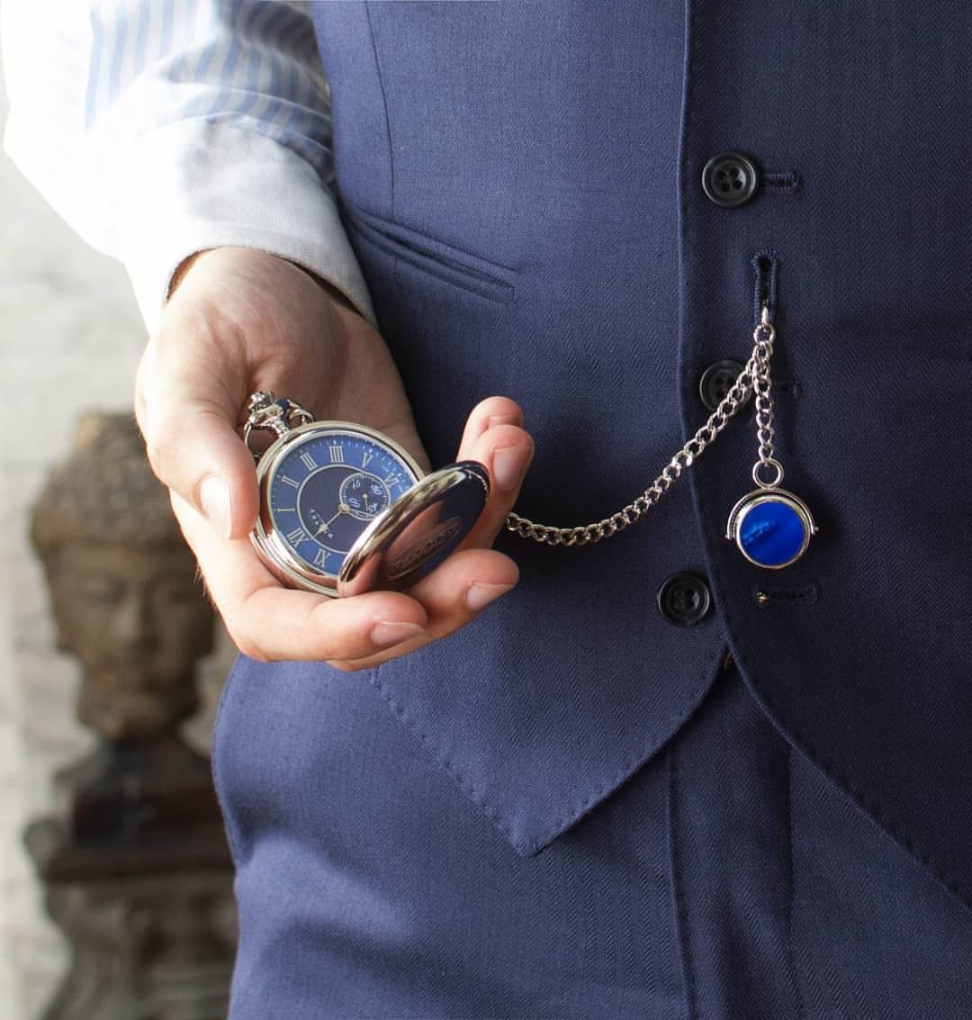 Винтажные карманные часы и детали механизма крупным планом